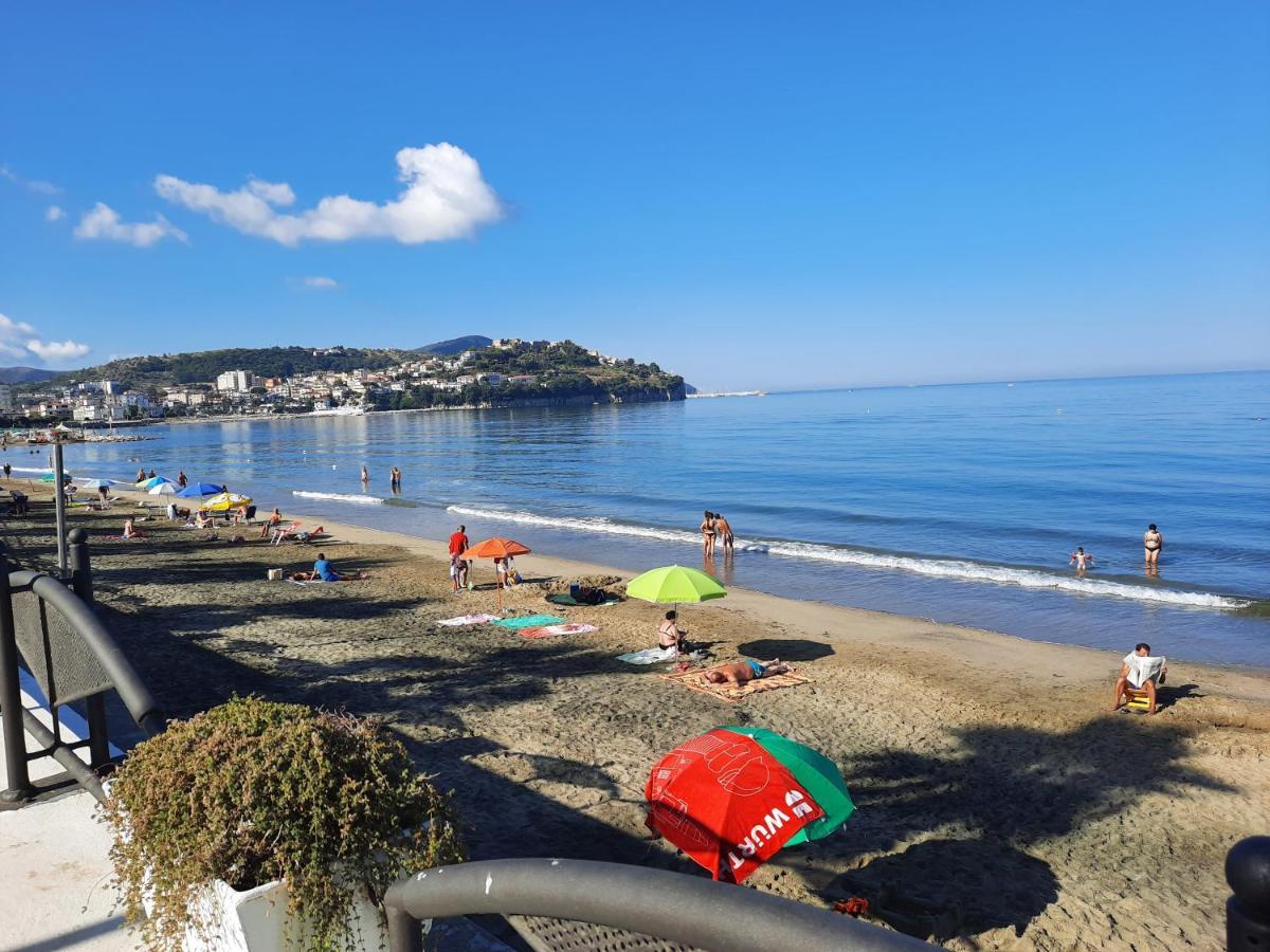 B & Beach 아그로폴리 외부 사진